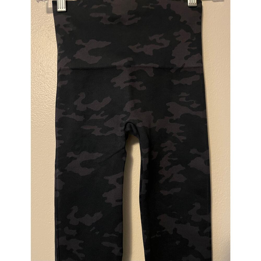 SPANX Look At Me Now Seamless Leggings Women's Size Small Black Gray Camo Crop